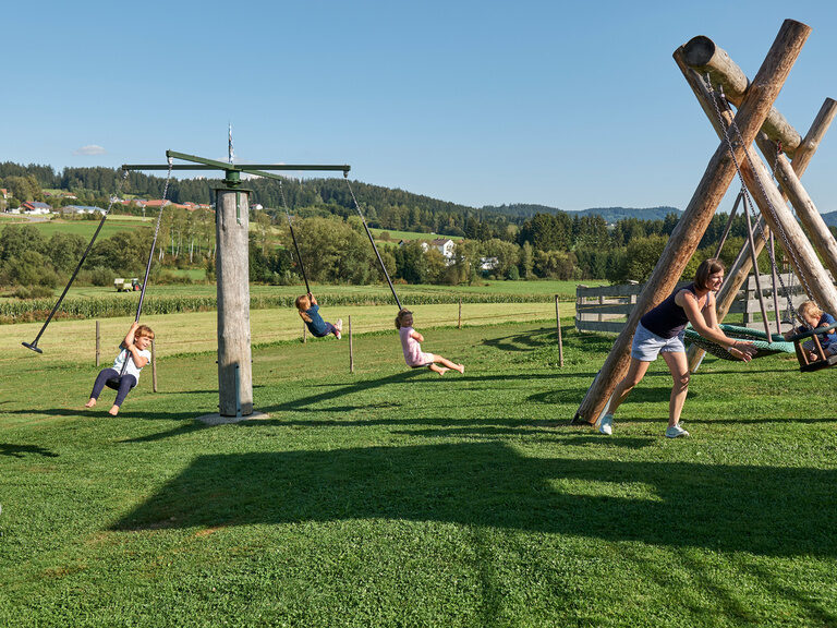 Spielwiese & Spielplatz